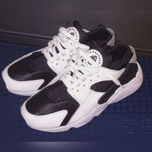 Nike Air Hurache (size 8.5) Run small, so this item fits a size 8